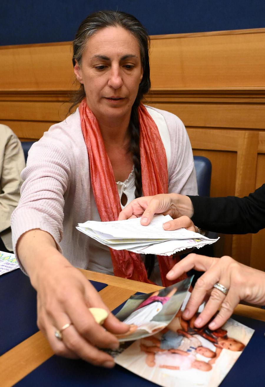 La mamma della famiglia nel bosco: «Estrema crudeltà contro i miei figli»