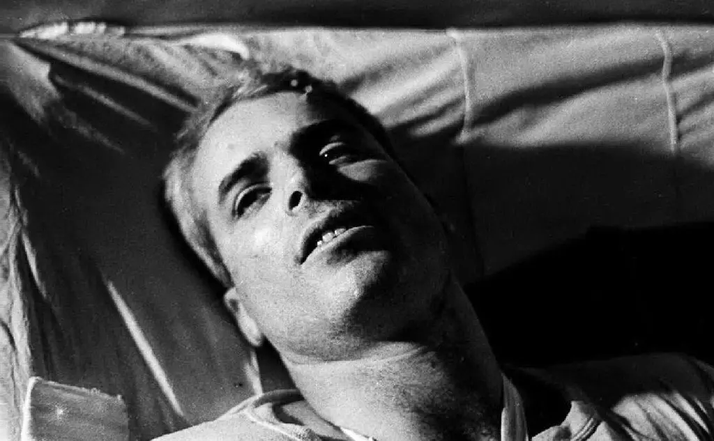 John Mccain in un ospedale di Hanoi, ha partecipato anche lui alla guerra