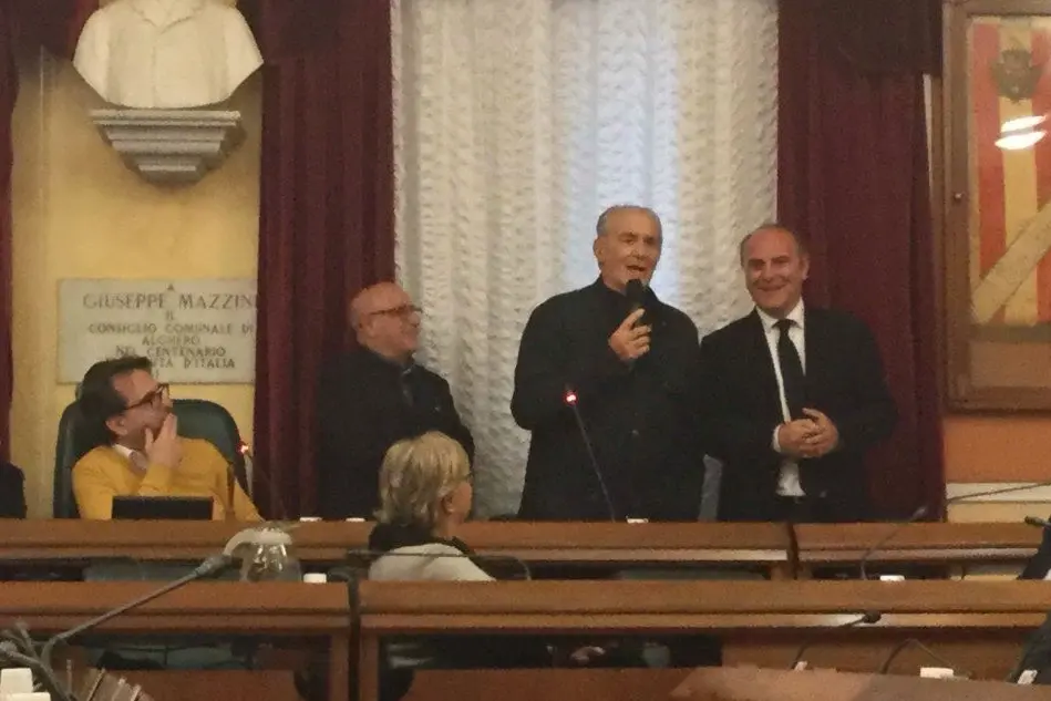 In aula Beppe Tommasini con Sandro Camba e il sindaco Mario Bruno (Foto L'Unione Sarda - Caterina Fiori)