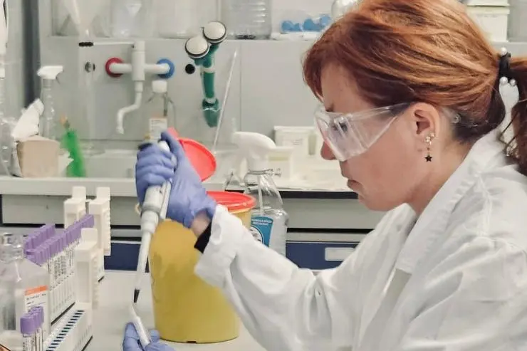 Una ricercatrice del progetto SardGen (foto ufficio stampa)