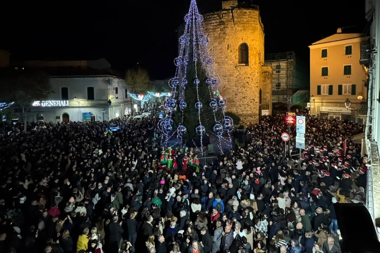 Piazza Porta Terra per l'accensione dell'albero di Natale