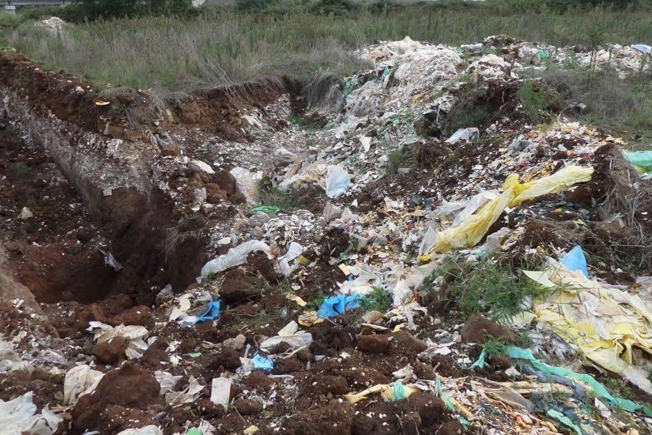 Terra dei Fuochi: incendiano rifiuti pericolosi, tre persone in manette