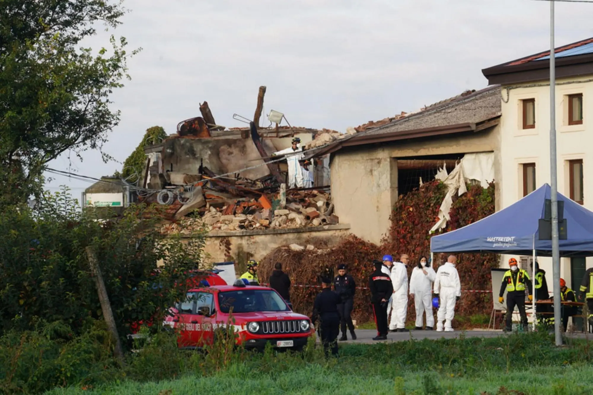 Das Bauernhaus nach der Explosion (Ansa)
