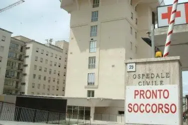L'operaio è stato ricoverato all'ospedale civile di Sassari