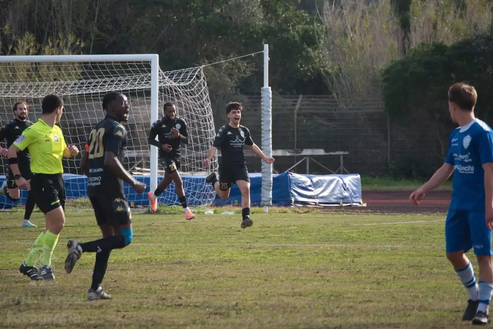 Canu festeggia il gol vittoria contro il Tempio (foto Paolo Molino)
