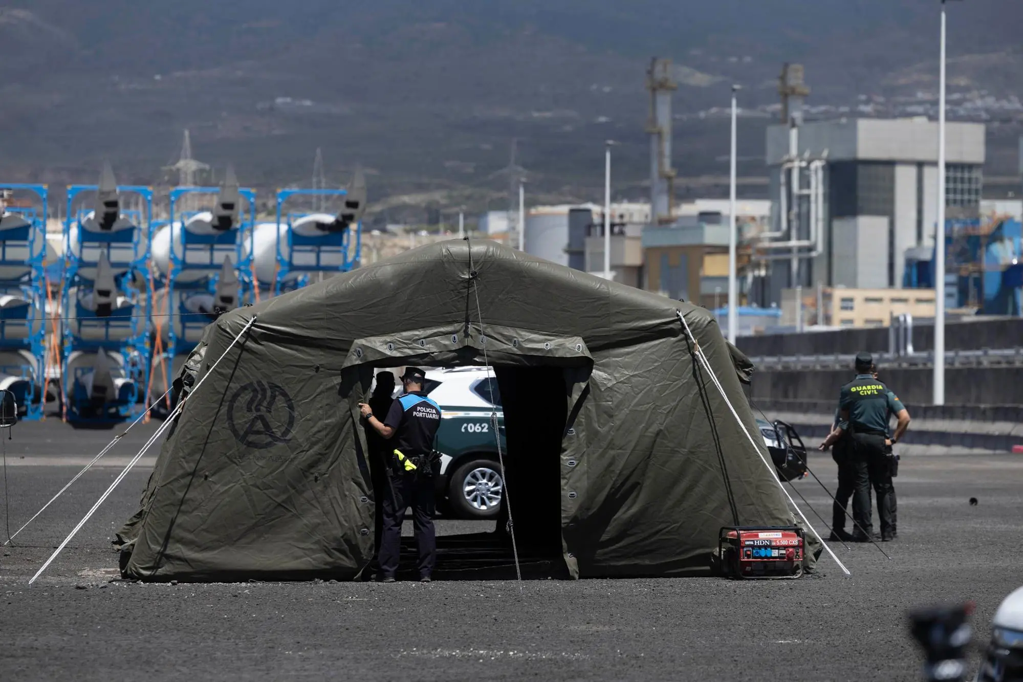 I preparativi per l'arrivo della nave da crociera a Tenerife (Ansa)