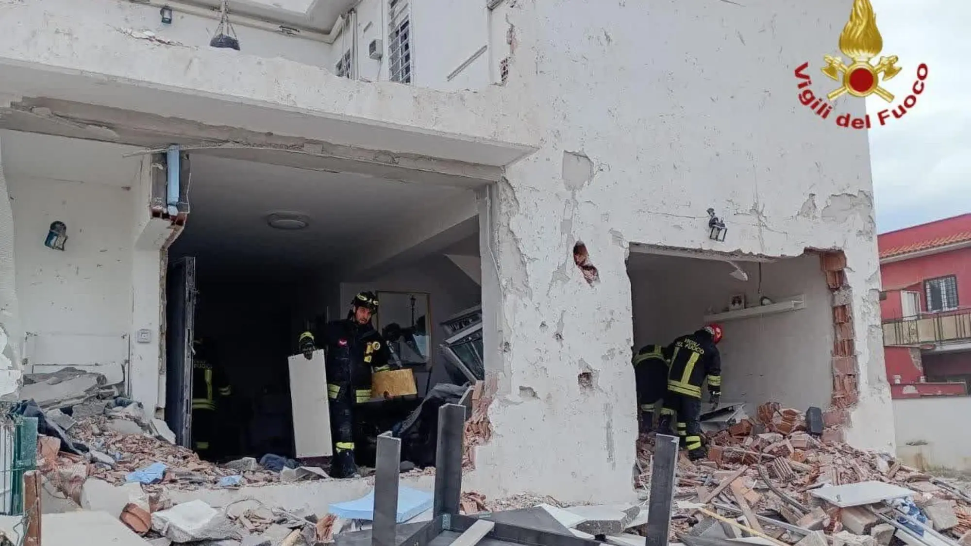 Rome: Building collapses after explosion; injuries reported.