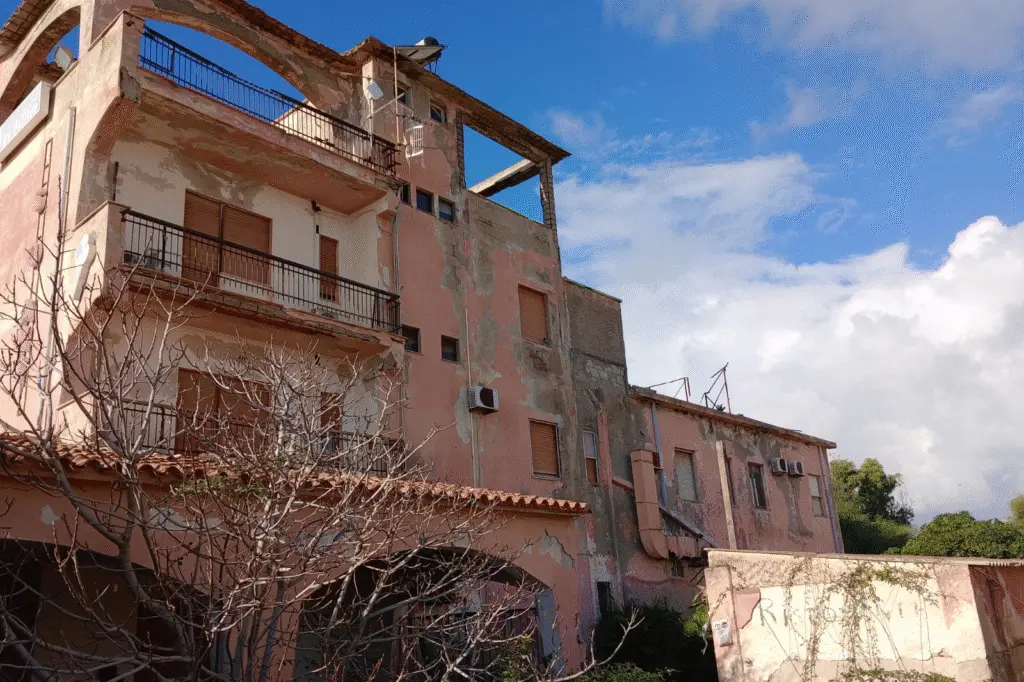 L'ex hotel abbandonato (foto concessa)