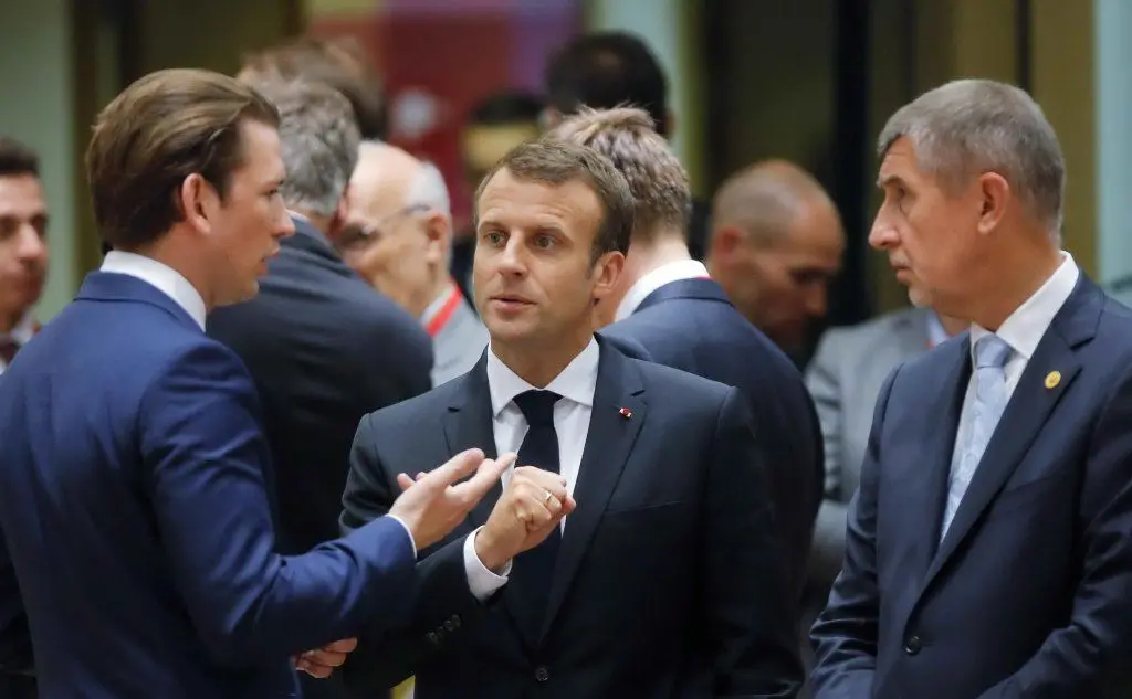 Un confronto tra il cancelliere austriaco Sebastian Kurz (a sinistra) assieme al presidente Francese Emmanuel Macron (al centro) e il premier ceco Andrej Babis (a destra)