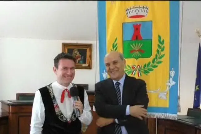 Cristian Cocco con il sindaco Adalberto Sanna