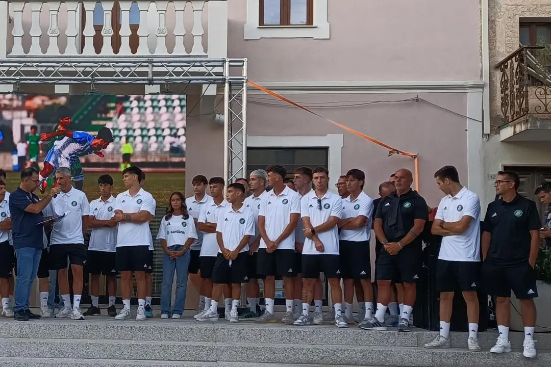 Ottaviani con lo staff tecnico dell'Arzachena durante la presentazione (foto Giagnoni)