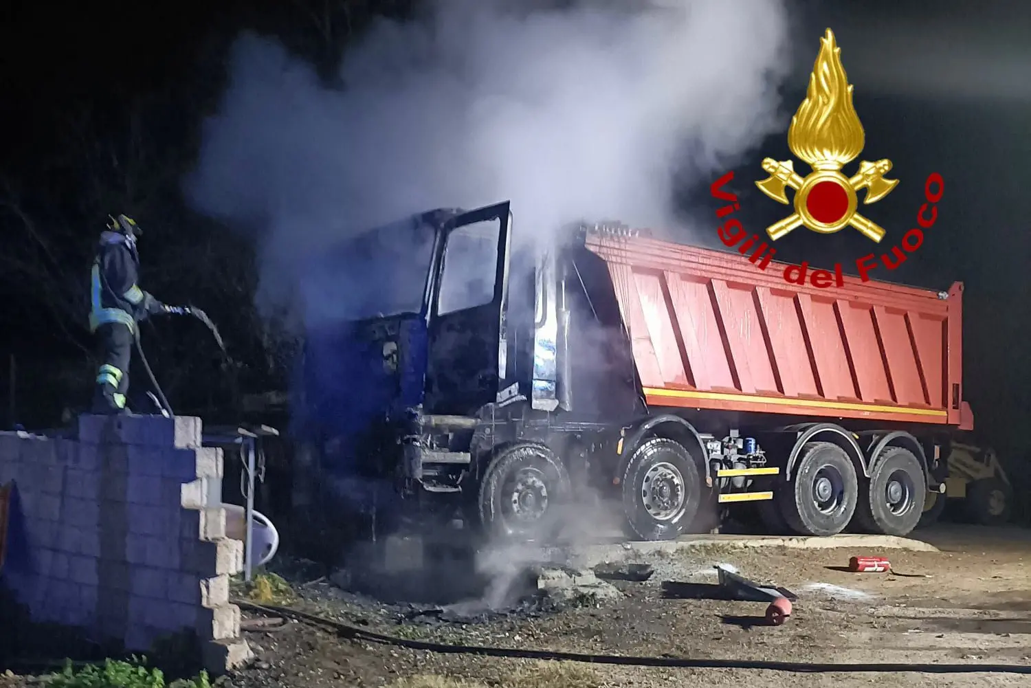 Uno dei due camion andati a fuoco nell'incendio nelle campagne di Siniscola