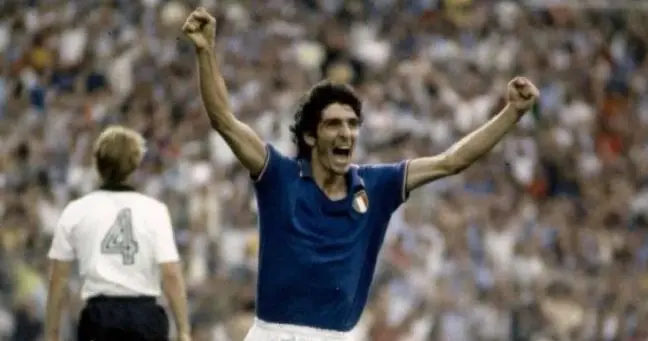 Paolo Rossi dopo il gol dell'1-0 alla Germania nella finale del 1982 vinta dall'Italia 3-1 (archivio)