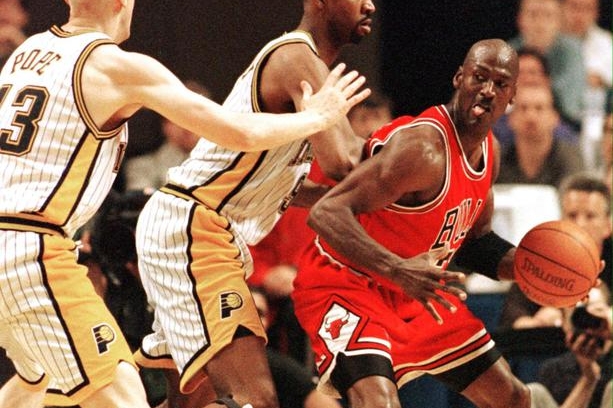 Michael Jordan (R) of the Chicago Bulls is guarded by Derrick McKey (C) and Mark Pope (L) of the Indiana Pacers during the first half of game three of their NBA Eastern Conference finals game at Market Square Arena in Indianapolis, 23 May 1998. ANSA/JEFF HAYNES