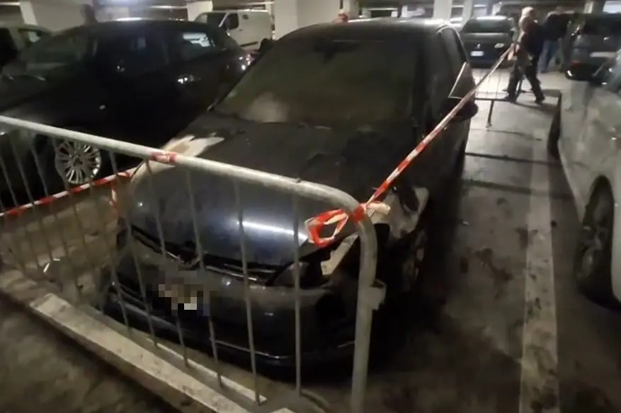 L'auto bruciata al parcheggio del Mercato Civico di Sassari (foto Floris)