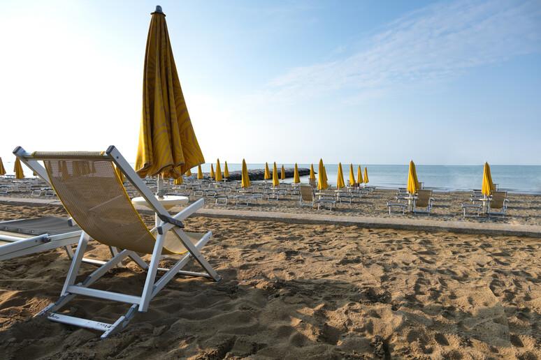 Giocano a racchettoni e la pallina finisce nell’occhio di un bagnante: padre e figlia condannati a pagare 10mila euro