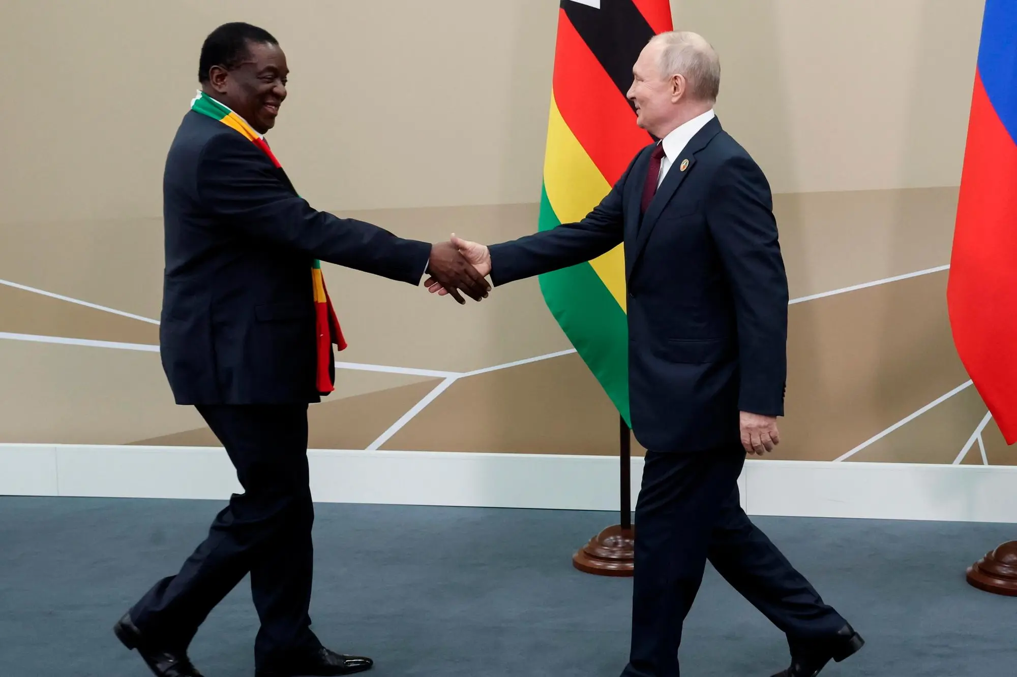 Putin e il presidente dello Zimbabwe Mnangagwa (Ansa)