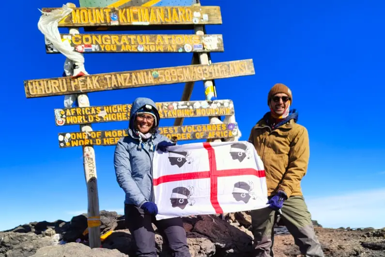 Stefano e Cinzia sulla vetta del Kilimangiaro (Foto concessa)