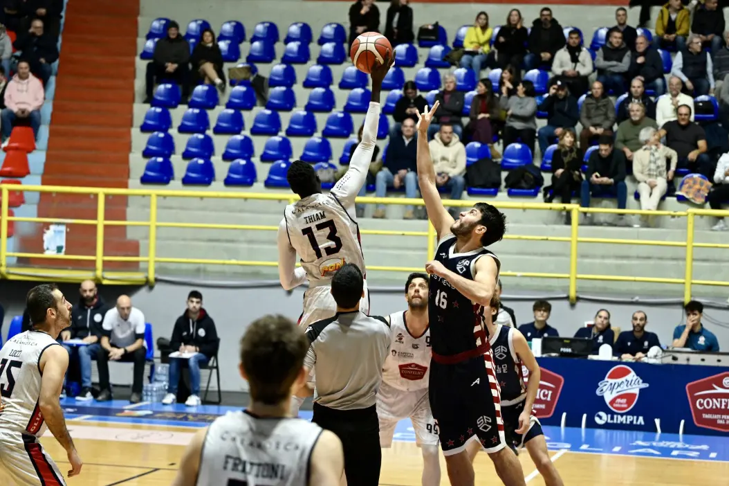 La palla a due di Esperia-San Paolo al PalaPirastu (foto Chiaramida)