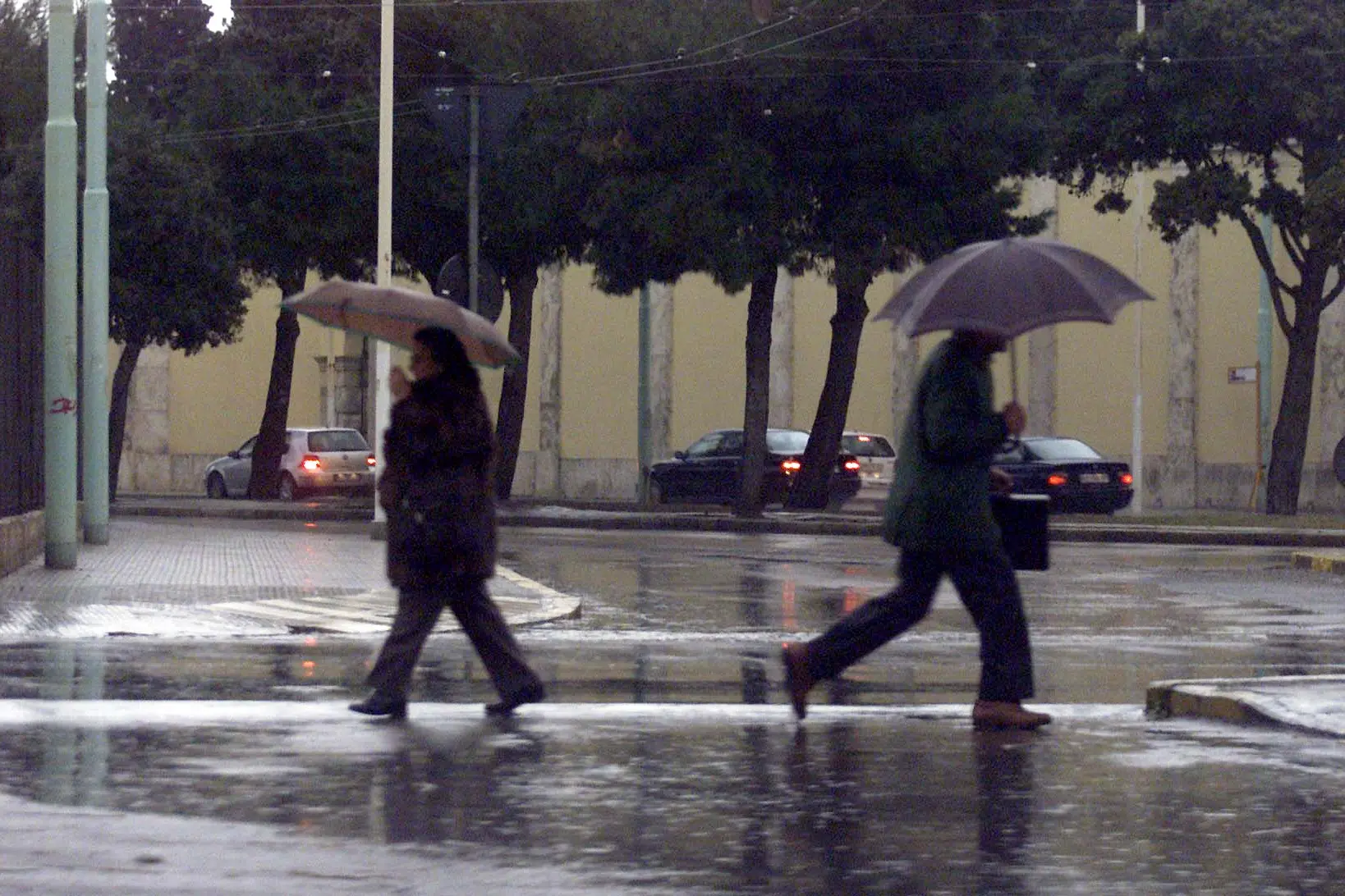 MALTEMPO CAGLIARI PIOGGIA OMBRELLI TEMPORALE FOTO MAX SOLINAS