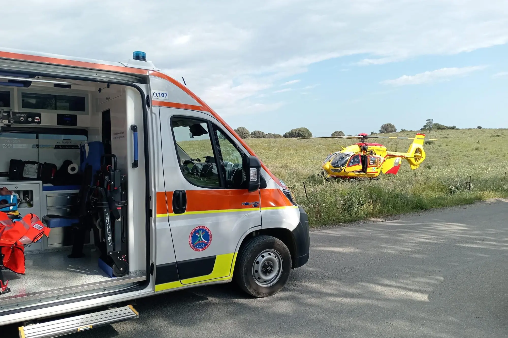Ambulanza ed elisoccorso sul posto (foto L'Unione Sarda)
