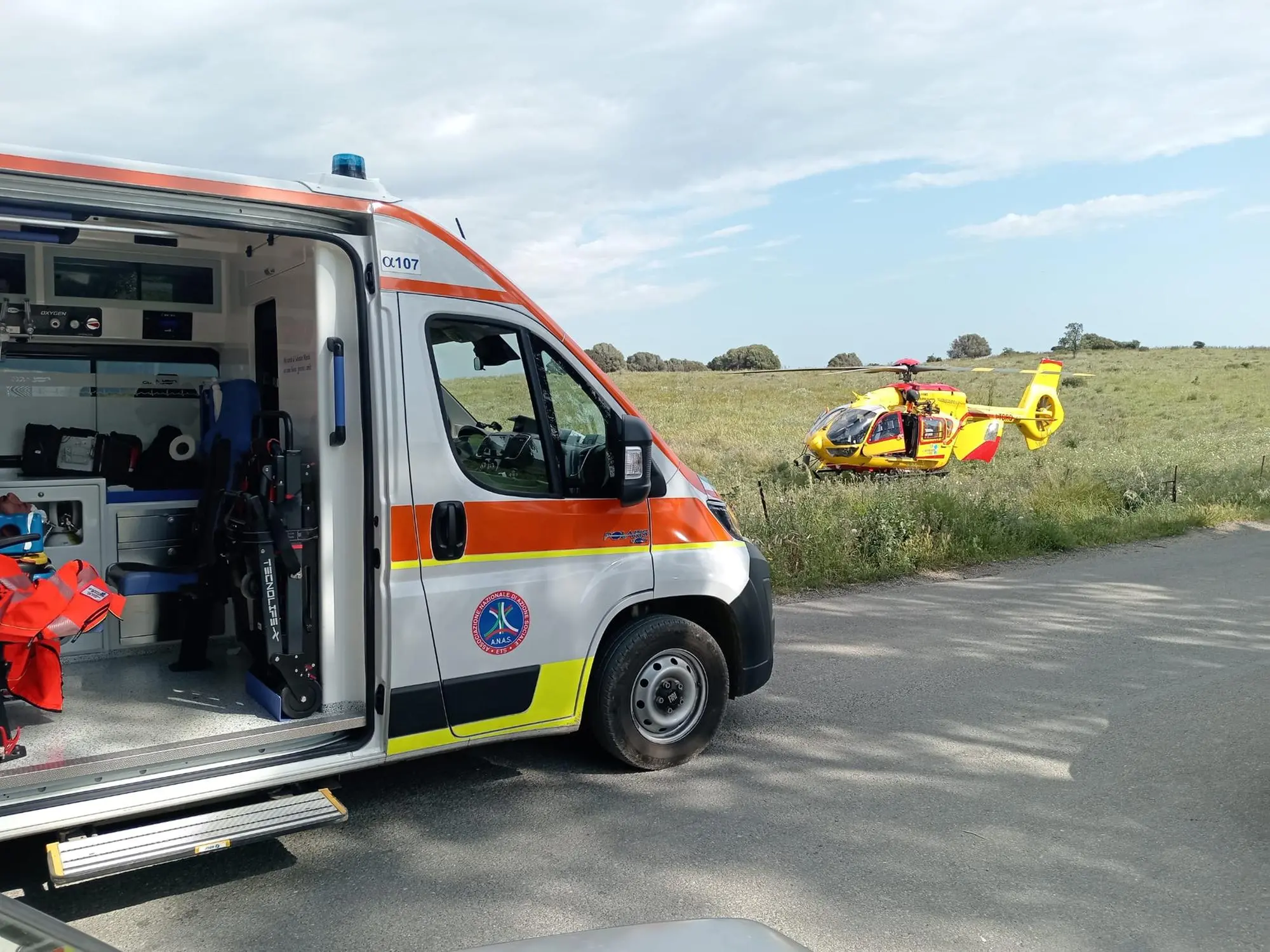 Ambulanza ed elisoccorso sul posto (foto L'Unione Sarda)