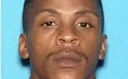 L'immagine del sospetto killer diramata dalla polizia di Los Angeles (foto da Twitter)