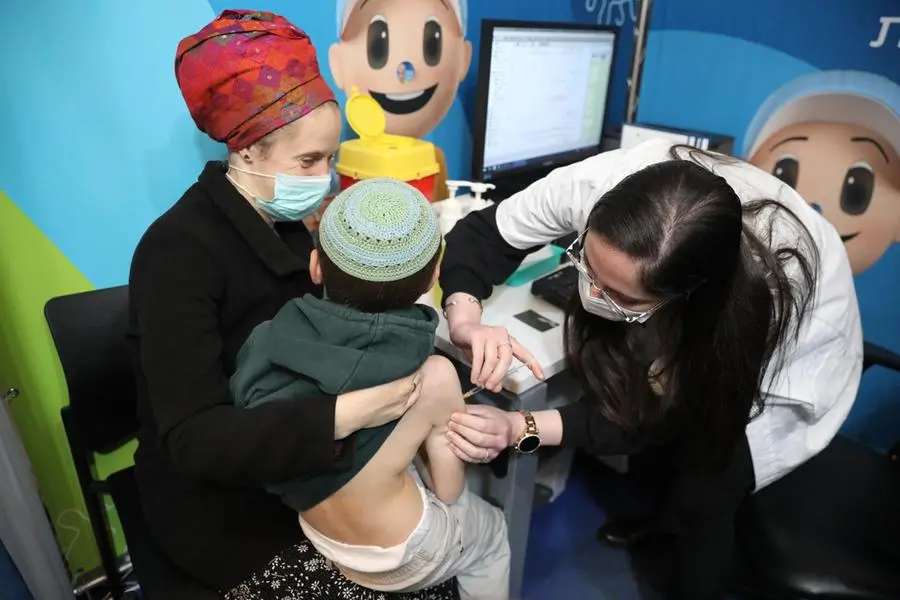 Vaccini ai bimbi in Israele (foto Ansa/Epa)
