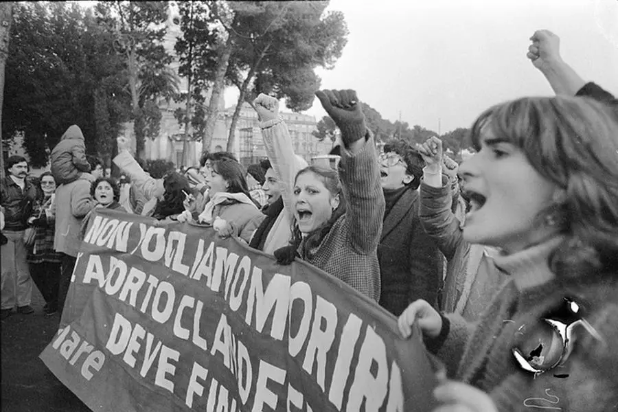 Dimostranti in corteo a difesa dell'aborto nella Capitale