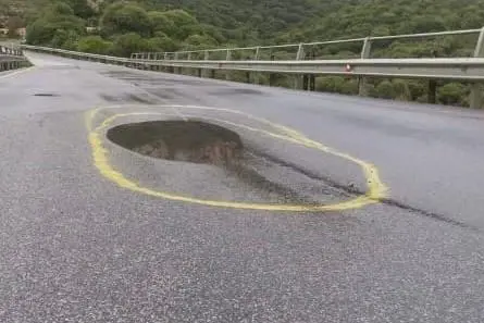 La voragine sul ponte a Trinità d'Agultu (foto Busia)