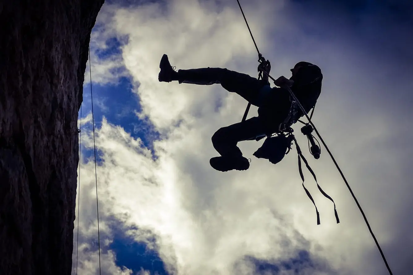 Un climber, cliente tipo dei b&b di montagna in Ogliastra, impegnato in un'arramplicata a Ulassai (archivio Us)