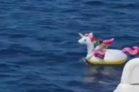 La piccola a cavalcioni dell'unicorno (foto da frame video)