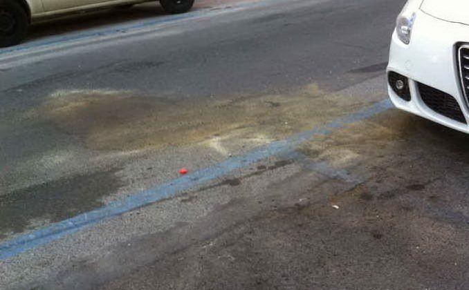 \"Oltre al decoro, il problema sicurezza\". Una macchia d'olio lasciata sull'asfalto da una gru che ha rimosso un'antenna in zona via Cugia a Cagliari (foto di Ernesto Balata - 10-07-2017)