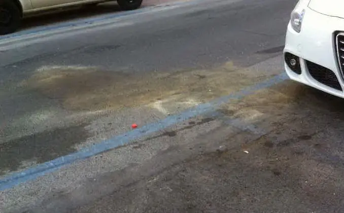 &quot;Oltre al decoro, il problema sicurezza&quot;. Una macchia d'olio lasciata sull'asfalto da una gru che ha rimosso un'antenna in zona via Cugia a Cagliari (foto di Ernesto Balata - 10-07-2017)