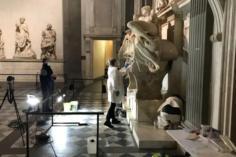 Il restauro nella Sagrestia Nuova del museo delle Cappelle medicee, a Firenze (Foto Enea)