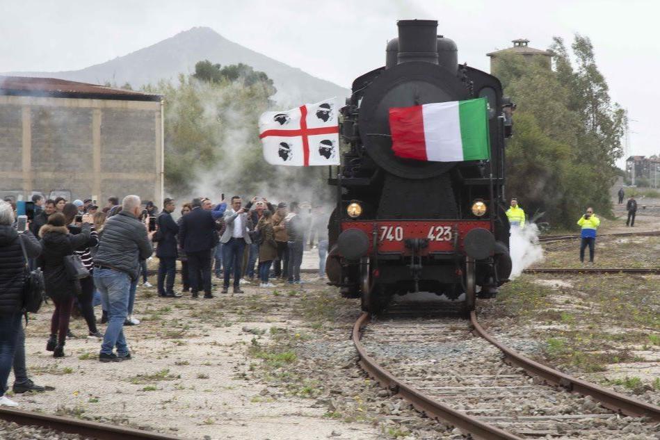 Cagliari-Carbonia, l'affascinante viaggio sulla locomotiva a vapore