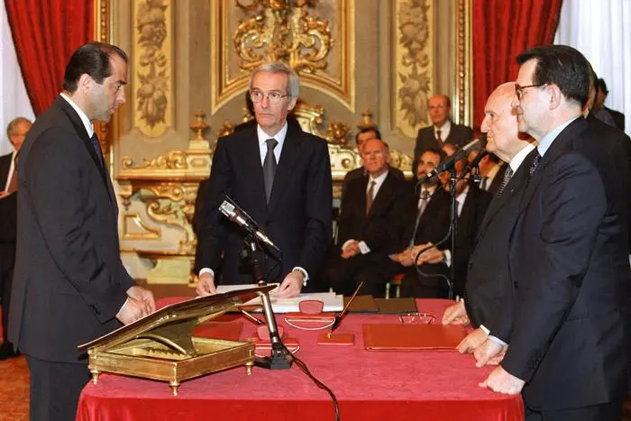 Anni dopo Antonio Di Pietro giura  come ministro dei Lavori pubblici davanti al presidente della Repubblica Oscar Luigi Scalfaro e al presidente del Consiglio Romano Prodi