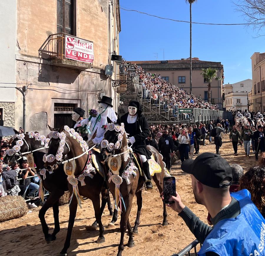 «Con i nostri cavalli e senza caschetti»