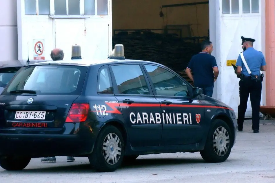 I carabinieri davanti al sugherificio dopo l'incidente