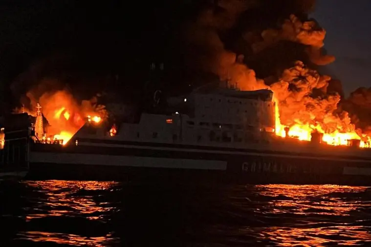 Il traghetto della Grimaldi in fiamme (foto Ansa)