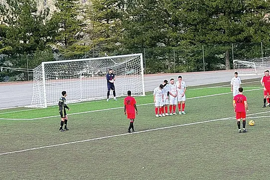 Un calcio di punizione battuto dal Tonara (Foto d'archivio)