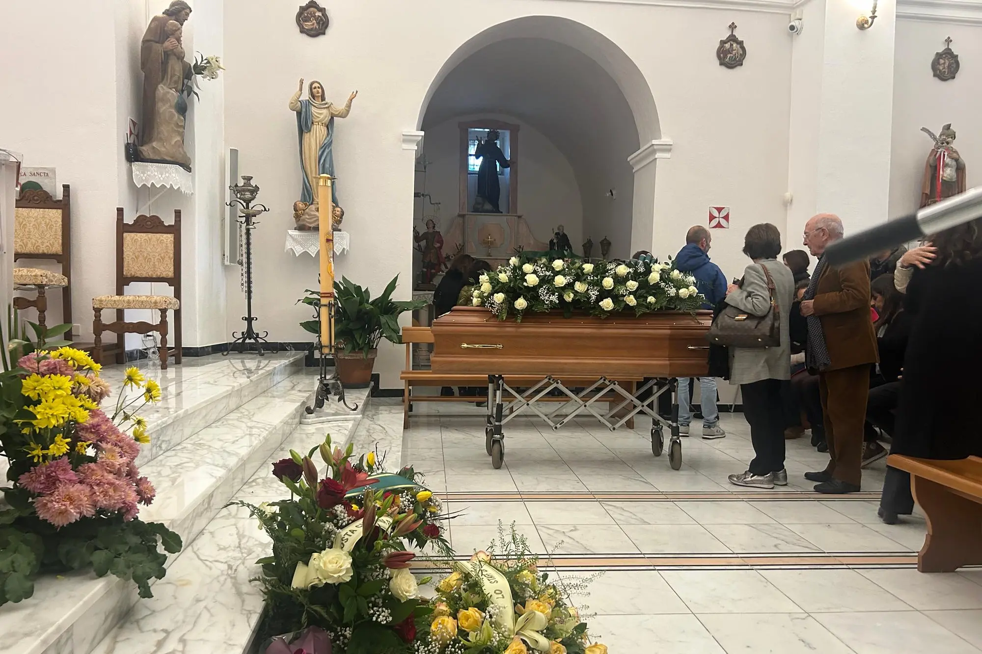 Il feretro nella chiesa di San Pietro (foto Secci)