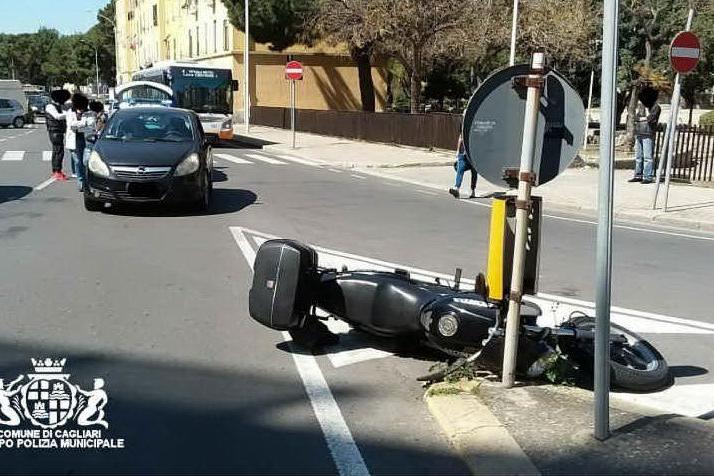 Auto contro moto a Is Mirrionis, ferito un 65enne