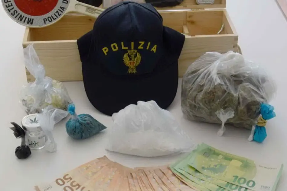 La droga e i soldi sequestrati (Foto Polizia)
