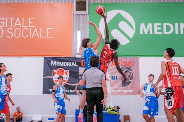 Palla a due dell'amichevole tra Dinamo Academy e Torres (foto Dalerci)
