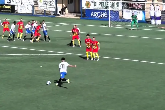 Ziani calcia una punizione nel match col Calangianus (foto Ilenia Giagnoni)