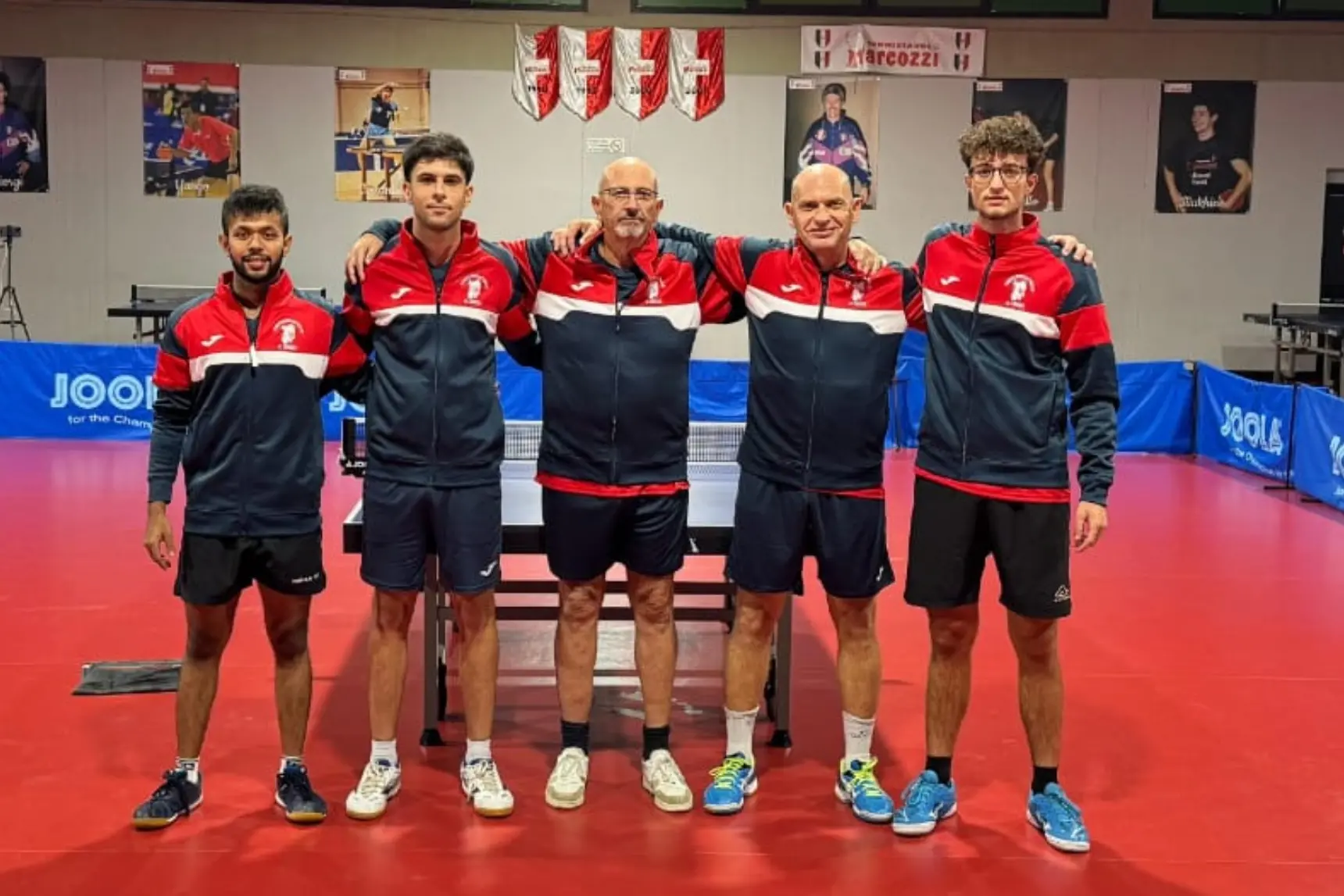 l Quattro Mori ha esordito in serie A2 con una vittoria. Da sin. Bhanja, Marco Poma, il coach Sandro Poma, Kuznetsov e Martinalli (Foto concessa dalla soc. Quattro Mori Cagliari)