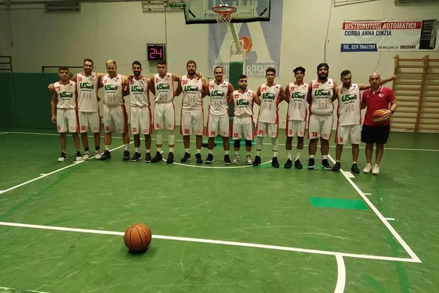 Il roster dell'Oristano Basket, vittorioso contro il Genneruxi Cagliari (foto concessa dall'Oristano Basket)
