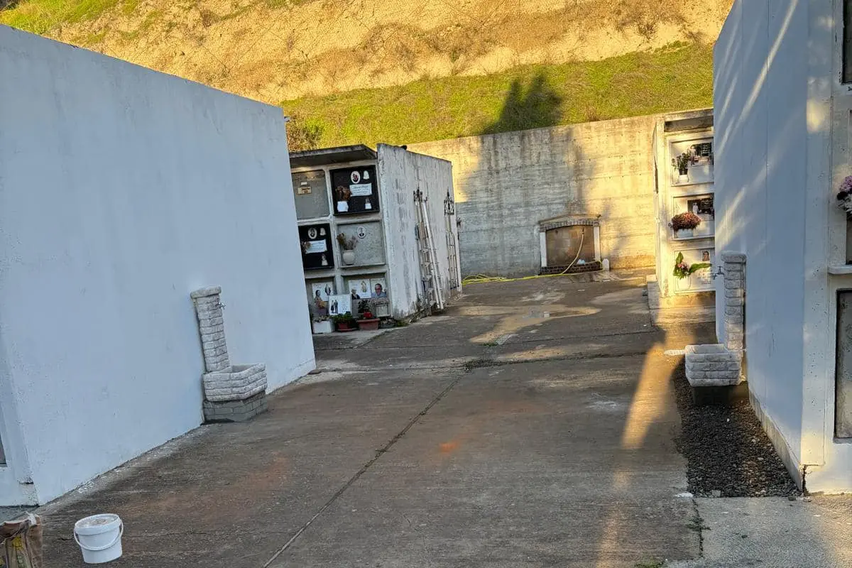 Lavori nel cimitero (foto Sirigu)