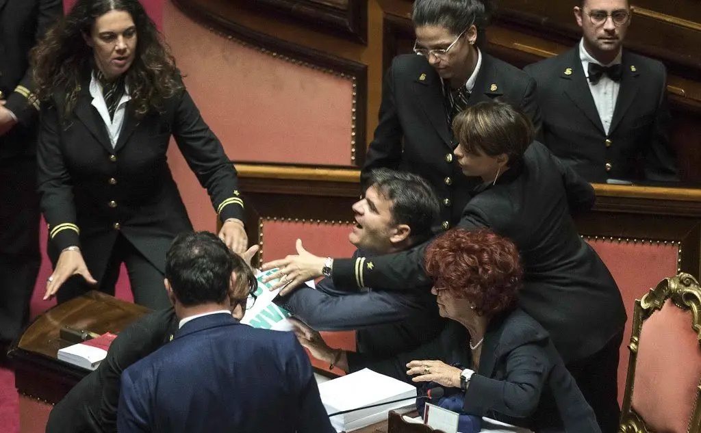 La Lega irrompe sui banchi del governo (a destra Valeria Fedeli)